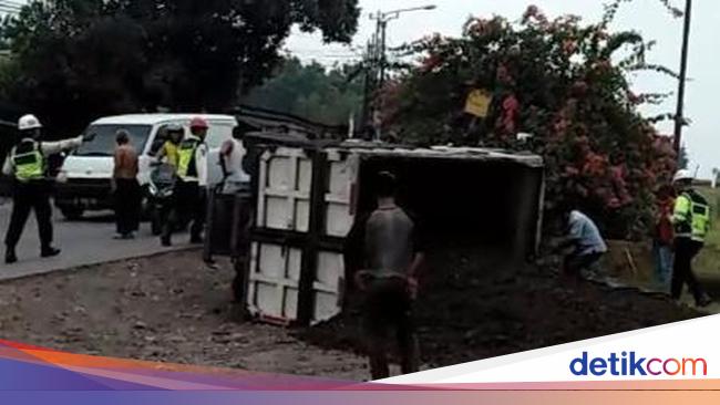 Truk di Bogor Terguling Usai Hindari Tabrakan Motor, Sopir Sempat Terjepit