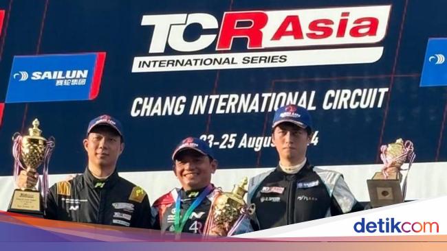 Pebalap Indonesia Dypo Fitra Juara Race 5 TCR Asia Series 2024
