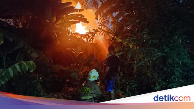 Kebakaran di Pinggir Rel KA Priok gara-gara Tawuran 'Perang' Petasan