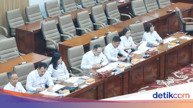 Pengusaha Keramik Curhat ke DPR: Kami Sedang Tidak Baik-baik Saja