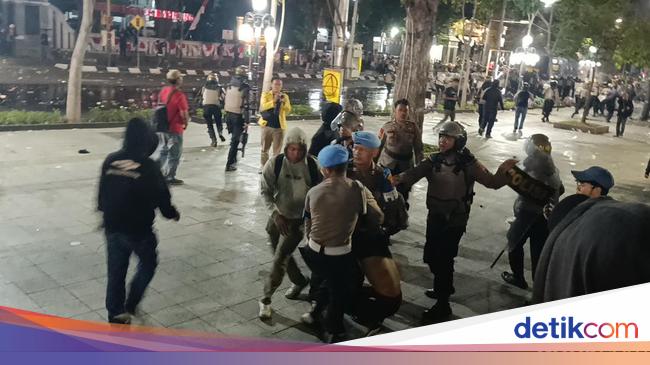 Disruptive demonstration, Semarang Deputy Police Chief on Intel was hit with a ‘spear’ in the cheek