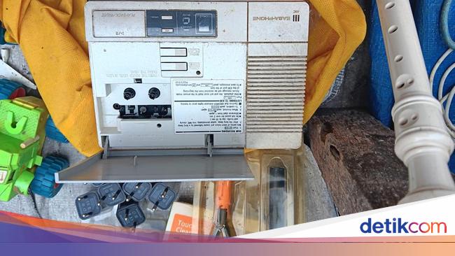 Dari Mana Asal 'Harta Karun' Pasar Loak Jatinegara?