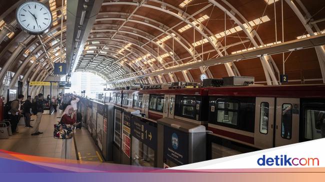 Hampir 60 Ribu Orang Naik LRT Jabodebek Saat HUT TNI!