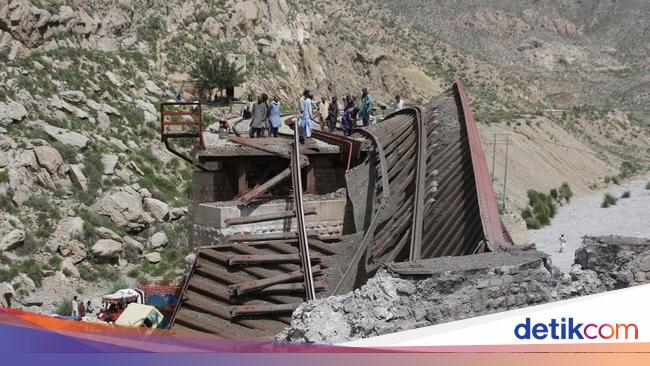 Pakistan Train Hijack: 35 Hostages