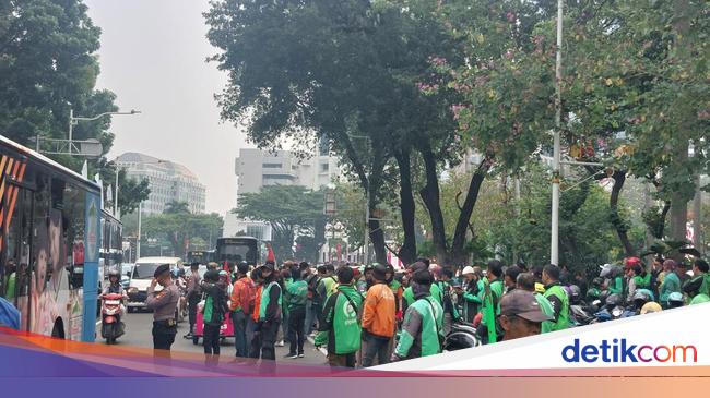 Driver Ojol Mulai Berdatangan, Jalan Medan Merdeka Selatan Sempat Macet