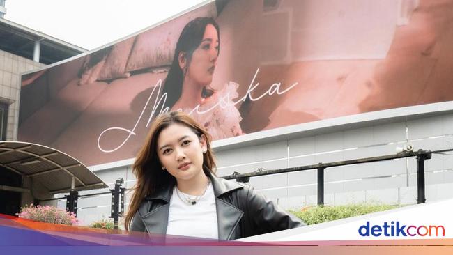 Meiska Adinda Ajak Fans Seru-seruan di Depan Billboard Gambar Wajahnya