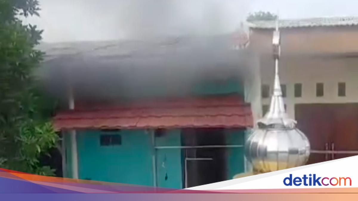 Rumah Asap Rumah Terbakar di Lubang Buaya Jaktim, Asap Hitam Mengepul