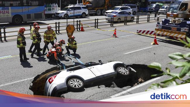 Sinkhole Tiba-tiba Muncul di Seoul, 'Telan' Mobil-2 Orang Luka