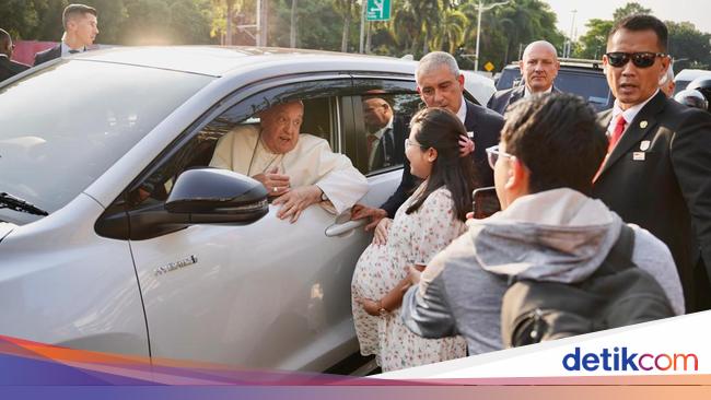 Cerita Haru Pasutri Diberkati Paus Fransiskus Jelang Kelahiran Anak Pertama