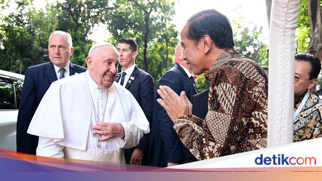 Lanjutkan Perjalanan ke Papua Nugini, Paus Fransiskus Terbang Pakai Garuda