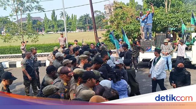 Mahasiswa Demo dan Satpol PP Saling Dorong di Kompleks Pemkab Bogor