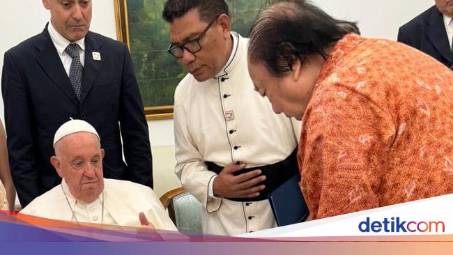 Sebelum ke Papua Nugini, Paus Terima Kunjungan Orang Terkaya RI