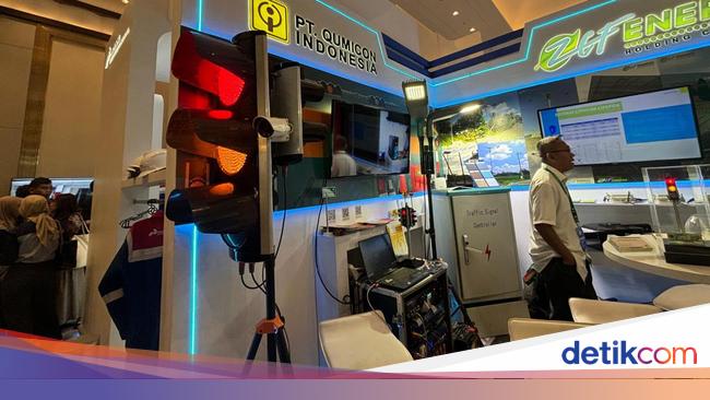 Melihat Lampu Lalu Lintas Berteknologi ITS di Hub Space 2024