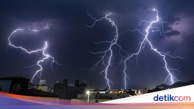 Badai Api Badai Petir Landa Arab Saudi, Makkah Diprediksi Hujan Berpotensi Banjir