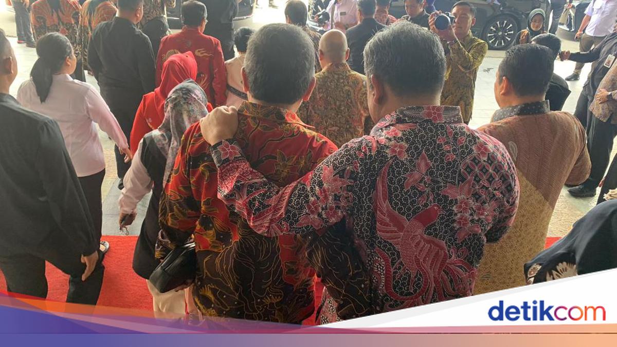 Momen Muzani dan Hasto Rangkulan Sambil Bisik-bisik Hal Khusus di MPR