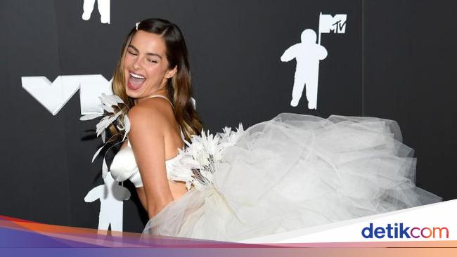 Foto: Gaya Viral Addison Rae di MTV VMA 2024, Hanya Pakai Bra dan Underwear