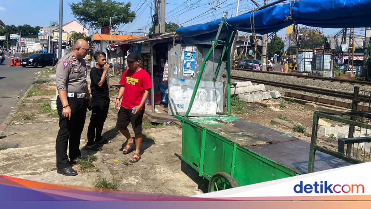 Sopir Kelelahan, Pikap Naik Trotoar Lalu Tabrak Warung Makan di Bogor
