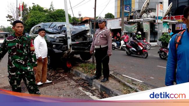 Fortuner Tabrak Separator Jalan di Kembangan Jakbar, Kap Depan Ringsek