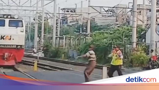 Detik-detik Menegangkan Petugas KAI Selamatkan Pejalan Kaki