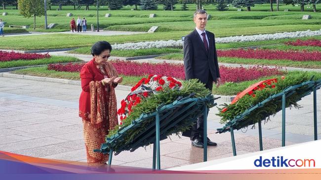 Momen Khidmat Megawati Ziarah di Makam Korban Pengepungan Leningrad