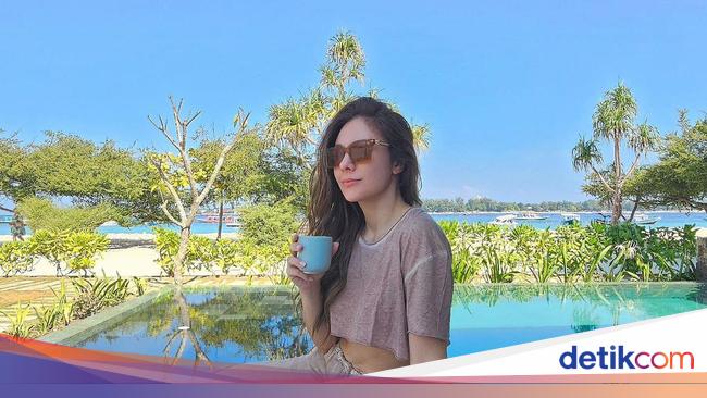 Foto: Cantiknya Wulan Guritno Saat Liburan di Gili Meno