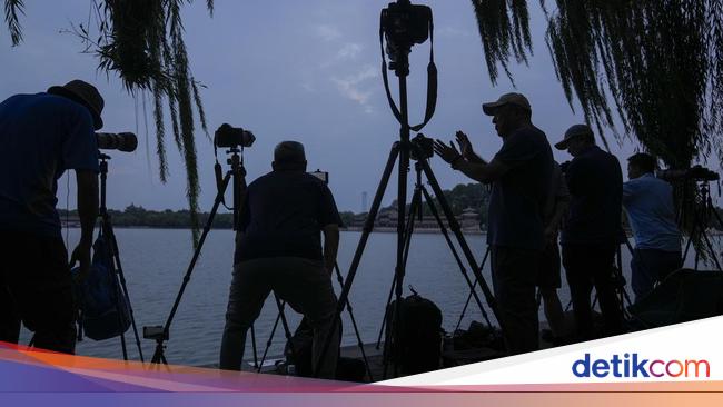 Kala Fotografer China Berburu Momen Supermoon