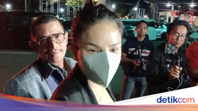 Nikita Mirzani Keluar dari Polres Jaksel Tak Bersama Anak