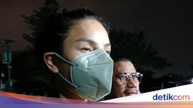 Sikap Nikita Mirzani Dampingi Anak Jalani Pemeriksaan di Kantor Polisi