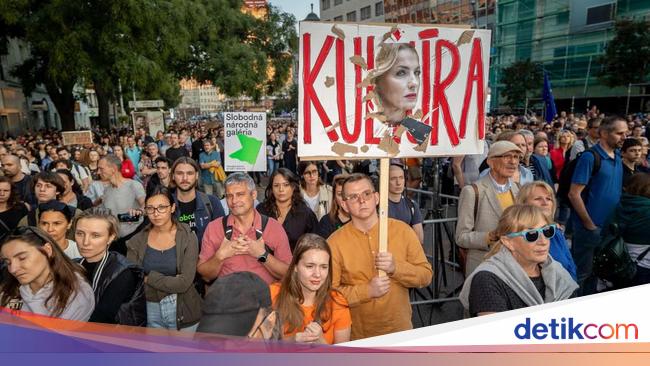 Ribuan Orang Gelar Demo Kritik Kebijakan Menteri Kebudayaan Slovakia