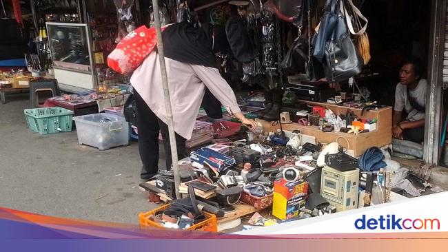 Pasar Loak Jembatan Item: Tempat Harta Karun yang Tak Pernah Tidur