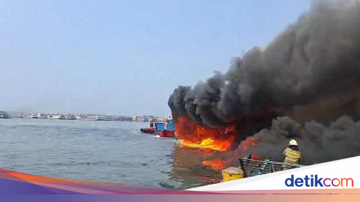 Penampakan Kebakaran Kapal di Pelabuhan Muara Baru, Api Berkobar