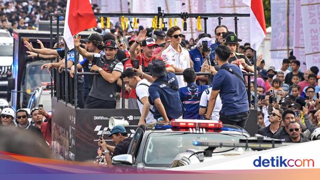 MotoGPライダーがインドネシアのパレードで人々の海を目撃：まるでジャスティン・ビーバーのよう