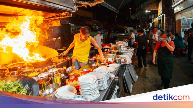 Wisatawan mencicipi gonggong di restoran lokal