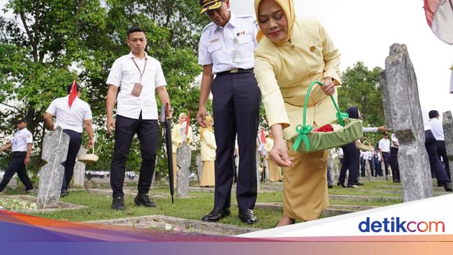Rangkaian HUT Ke-79, KAI Gelar Tabur Bunga di TMP Cikutra