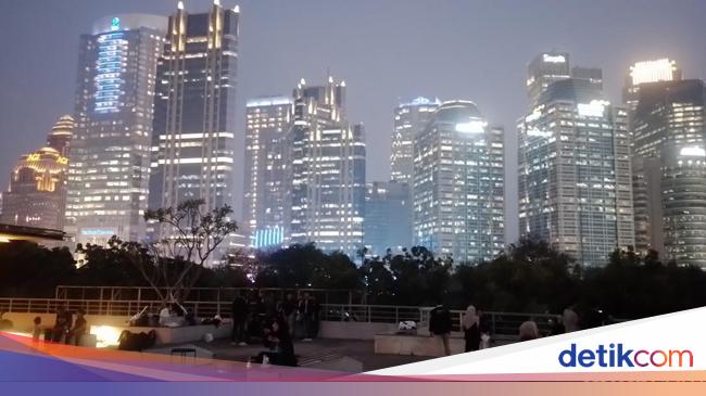 Memandang City Light Gedung-gedung Jakarta dari GBK