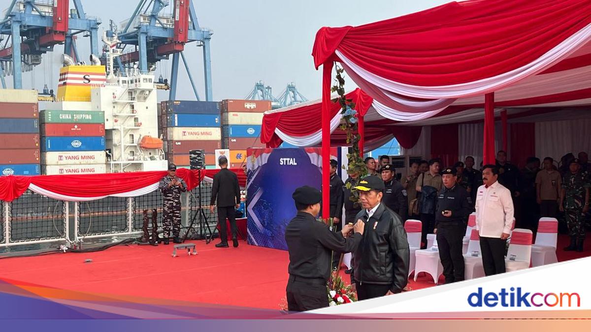 Jokowi Terima Brevet Kehormatan Hiu Kencana di Atas KRI RJW-992