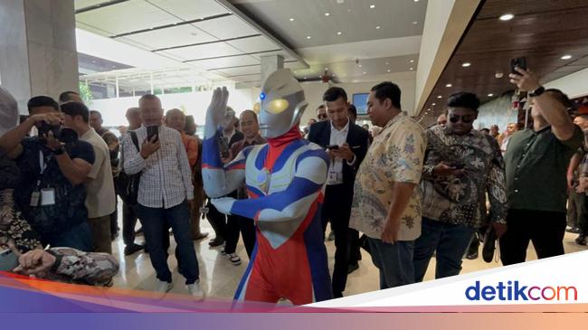 Segini Kekayaan Anggota DPR yang Pakai Kostum Ultraman Saat Pelantikan