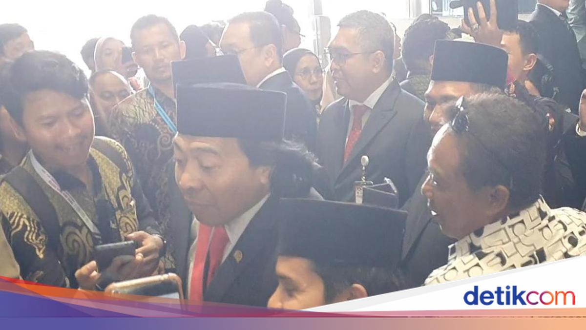 Komeng Jadi Rebutan Usai Dilantik di DPR: Jangan Dorong Emang Mobil Mogok?