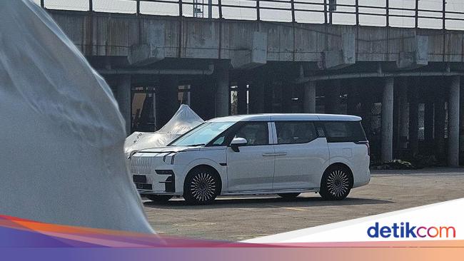 Siap Dijual! Mobil Listrik Zeekr yang Ditimpa Truk Tak Remuk Mendarat di RI