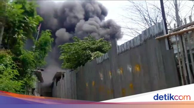 100 Fire Department personnel extinguish a stall fire in Kalideres, West Jakarta