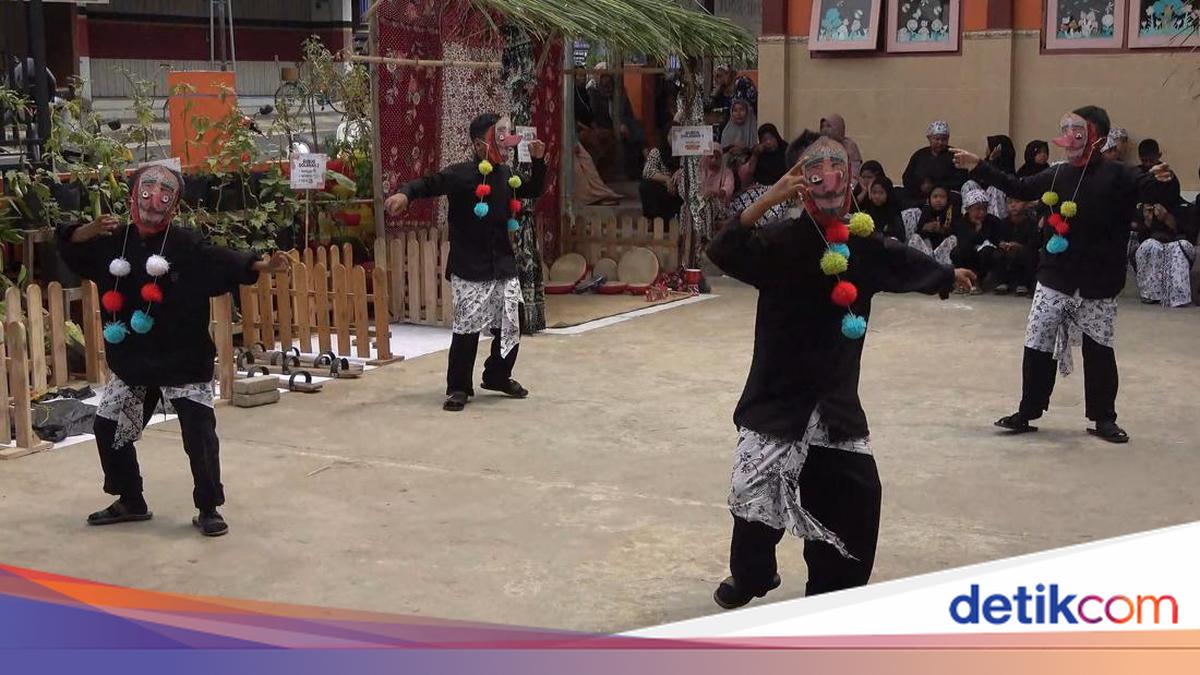 Upaya Kenalkan-Melestarikan Budaya Jawa 'Dinten Jawi' ke Siswa Lamongan