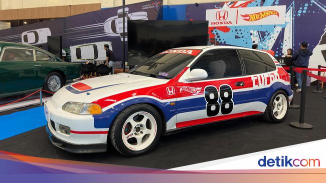 Honda Pamerkan Mobil Lintas Generasi: Civic EG hingga Brio 2.400 cc