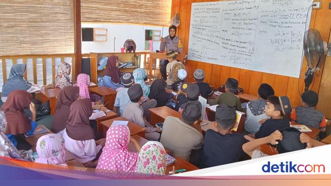 Aiptu Suhati Bangun Pondok Iqra, Bimbing Anak-Anak di Bone Mengaji