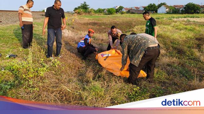 Video viral pria cari rumput di Cirebon tewas tertabrak kereta, motornya hancur