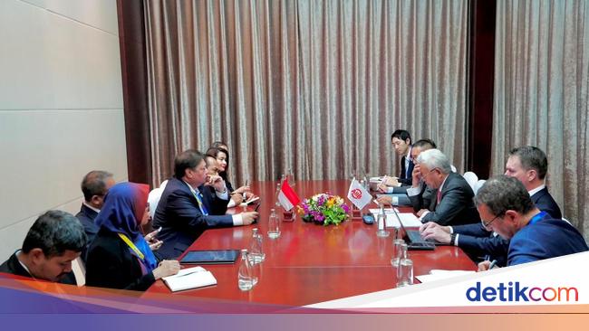 Airlangga Ajak AIIB Perluas Investasi Infrastruktur di RI