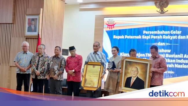 Bustanil Arifin Dapat Gelar Bapak Peternak Sapi Perah Rakyat & Koperasi Susu