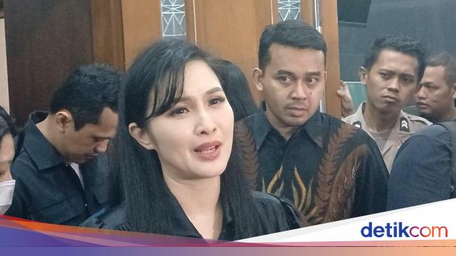 桑德拉·杜维 (Sandra Dewi) 在哈维·莫伊斯 (Harvey Moeis) 案件审判中被问及她的职业和收入