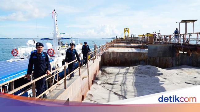 Kapal Singapura Ketahuan Nyolong Pasir di Batam, Kena Deh!