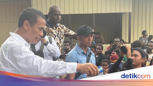 Mentan Amran Bagikan Bibit Tanaman ke Warga Kampung Wanam di Merauke