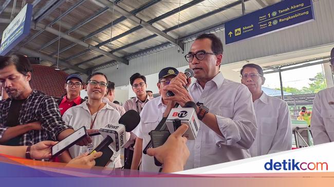 Menhub Naik KRL Resmikan Stasiun Jurangmangu, Happy Penumpang Ramai